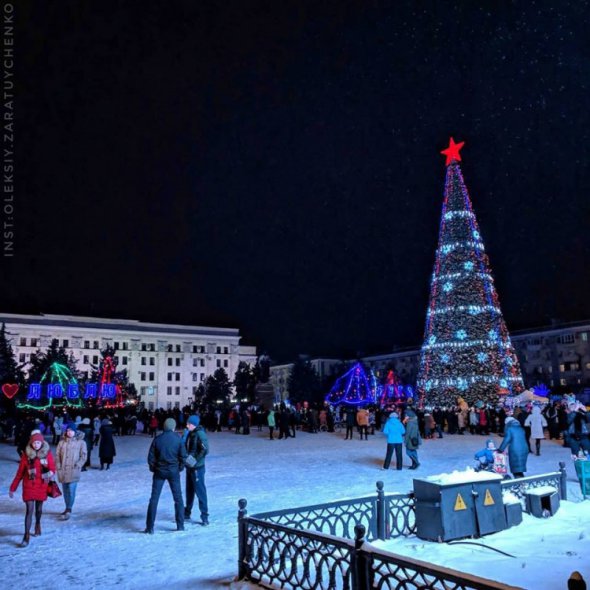 Центр окупованого Луганська прикрасили до новорічних свят
