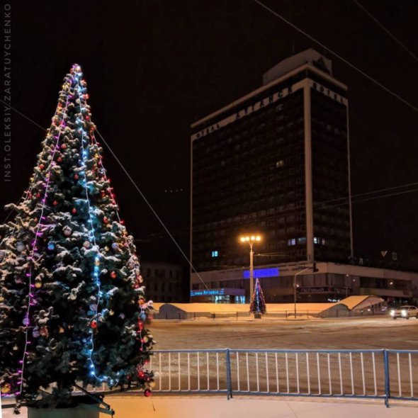 Центр оккупированного Луганская украсили к новогодним праздникам