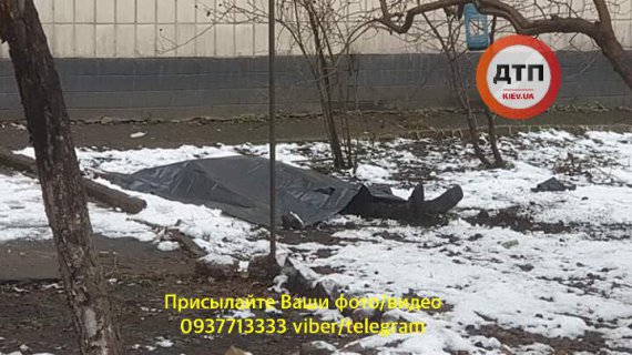 В Соломенском районе Киева 30-летний мужчина покончил с собой. Он вистибнув с 9-го этажа дома