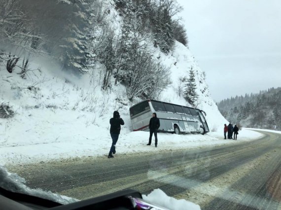 В Карпатах автобус попал в аварию