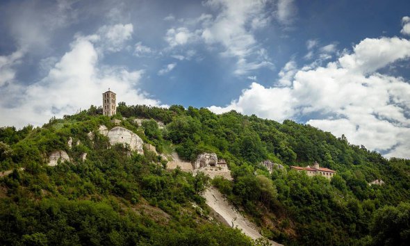 На фото зображено Лядівський Усікновенський скельний печерний монастир. Фото: вікі