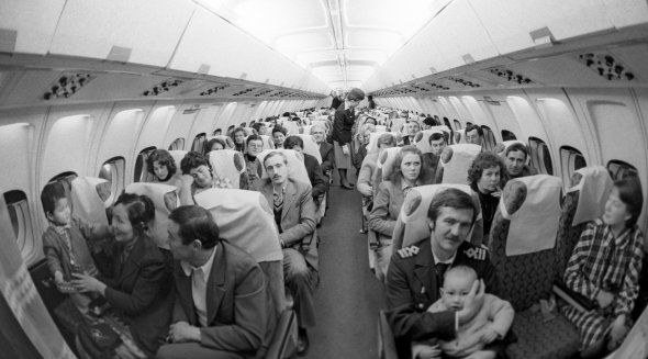 Літак вміщує 186 пасажирів. 