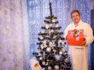 Михаил Поплавский сфотографировался возле елки в белом халате