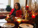 Вікторія Сюмар у перший день року похвалилась столом з їжею і запаленими свічками