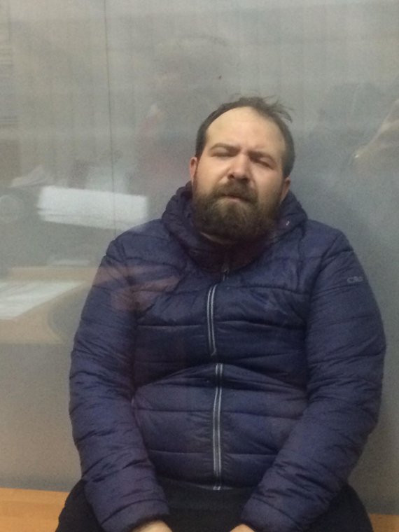 Підозрюваний у вбивстві  чотирьох людей Анатолій Малєц сидить на лаві підсудних  у Вінницькому міському суді.  Під час засідання плаче.  Каже, не пам’ятає, що сталося