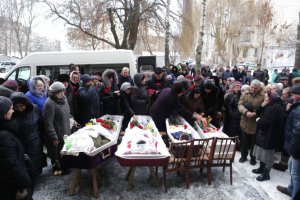 Вінничани попрощалися із вбитими чотирьма людьми в Академічному. Фото: vn.20minut.ua