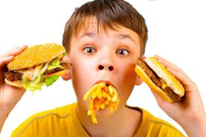 Захоплення фастфудом та їжею з високим вмістом цукру і консервантів може вплинути на успішність - у дітей нерідко спостерігаються проблеми з концентрацією.