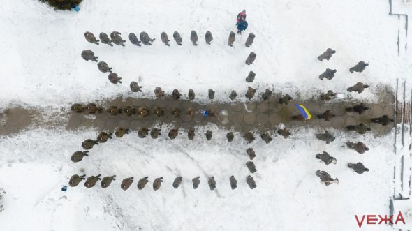 В Виннице военные устроили флешмоб в поддержку пленных моряков. Фото: vezha.vn.ua