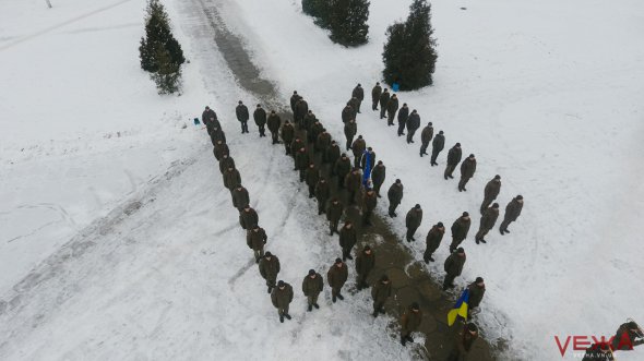 Десятков бойцов в сопровождении военного оркестра стали в форме трезубца. Фото: vezha.vn.ua