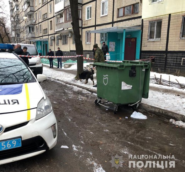 У Дніпрі  на проспекті Героїв   у сміттєвому баці біля житлового будинку  знайшли  тіло молодої жінки