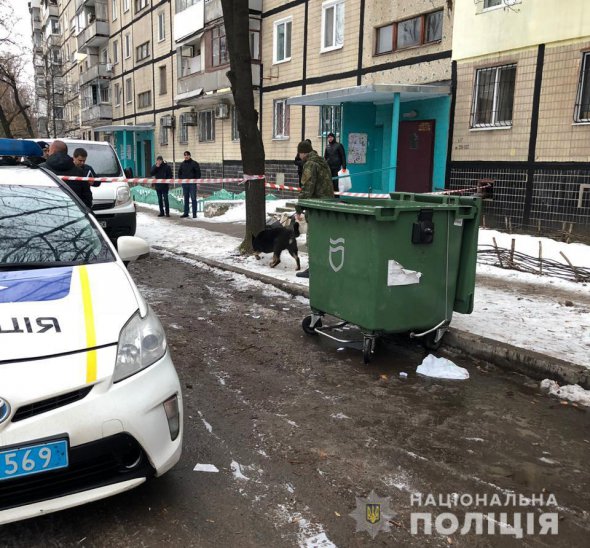 В Днепре на проспекте Героев в мусорном баке возле жилого дома нашли тело молодой женщины