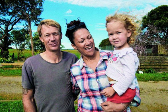Австралійці Аміна Харт і Скотт Андерсон позують разом із донькою Лейлою. Її жінка народила, звернувшись у банк сперми. За чотири роки розшукала біологічного батька дівчинки. Ним виявився Скотт. Почали зустрічатися і згодом побралися