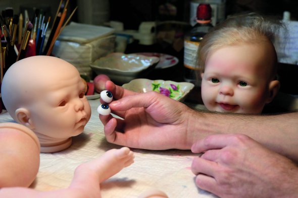 Форми для частин тіла ляльок-реборнів та очі Сергій Бондар замовляє у США. Купує людське волосся або вовну ангори для іграшкових немовлят