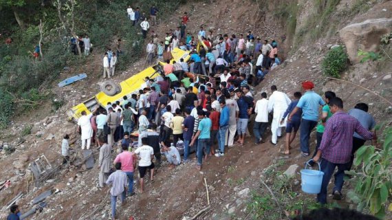 В Индии автобус с детьми попал в аварию