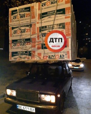 В Киеве задержали водителя Ваза, который нагрузил на багажник огромную кучу пенопласта. Фото: facebook