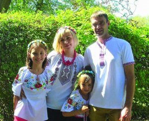Тетяна Куценко із Нововолинська на Волині стоїть із доньками Вікторією (ліворуч) і Веронікою та чоловіком Андрієм. Із ним познайомилася під час навчання в Житомирі. Переїхала до його батьків