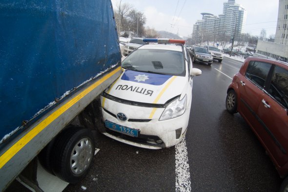 Капот поліцейського Prius погнувся, у нього тріснуло лобове скло. В автомобіля Київавтодору - пом'ятий номерний знак