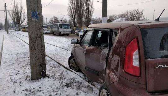 В Одесі водій іномарки не впорався із кермуванням на слизькій дорозі. Вилетів на трамвайні рейки та врізався у електричного стовпа