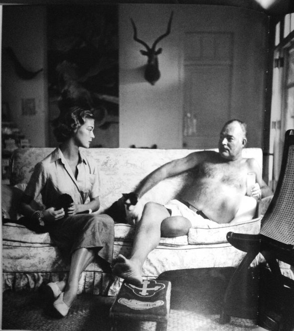 Хемінгуей та модель у фермерському будинку письменника у фотосесії для Vogue 1950 року