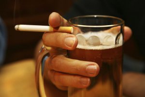 Причини схильності до куріння та алкоголю ховаються в орбітофронтальній корі. Фото: dpchas.com.ua
