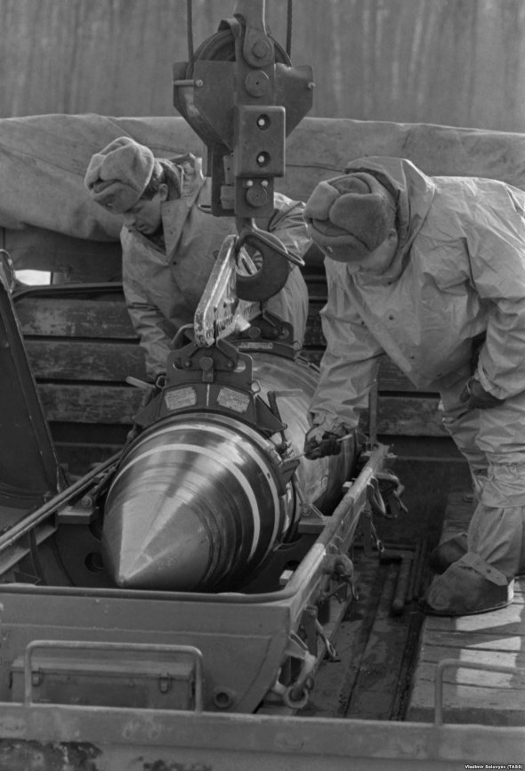 4 січня 1992 року, військовослужбовці кладуть ядерну боєголовку в контейнер