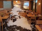"Раздался сильный шум, и в задней части ресторана появился снег", - говорит один из гостей отеля