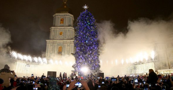 Елка на Софийской площади засияла 19 декабря. 
