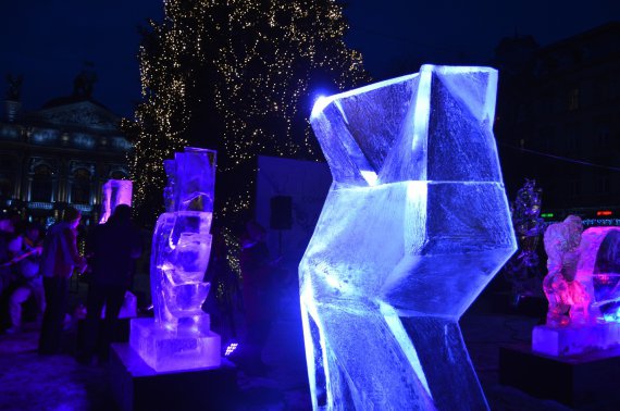 Усі охочі мають змогу спостерігати, як із брил льоду творять неймовірні скульптури.