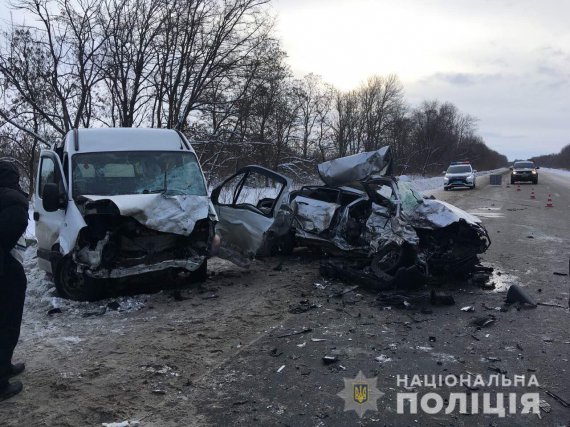 На Харьковщине столкнулись микроавтобус Volkswagen и легковушка Hyundai. Погибло 4 человека