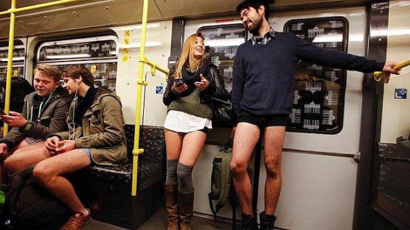 В США тисяча людей проїхались у метро без штанів. Фото: improv.everywhere