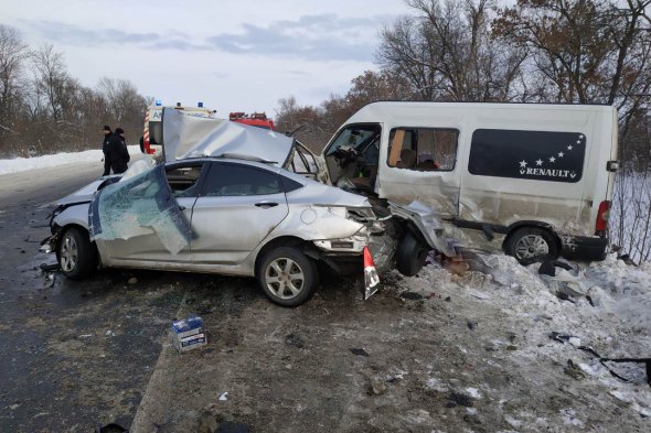 На Харківщині зіштовхнулися мікроавтобус та легковик. Загинуло 4 людей