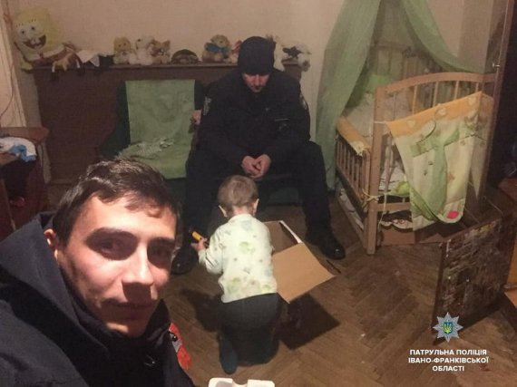 У Івано-Франківську в під'їзді багатоповерхівки поліцейські знайшли покинутого 2-річного хлопчика