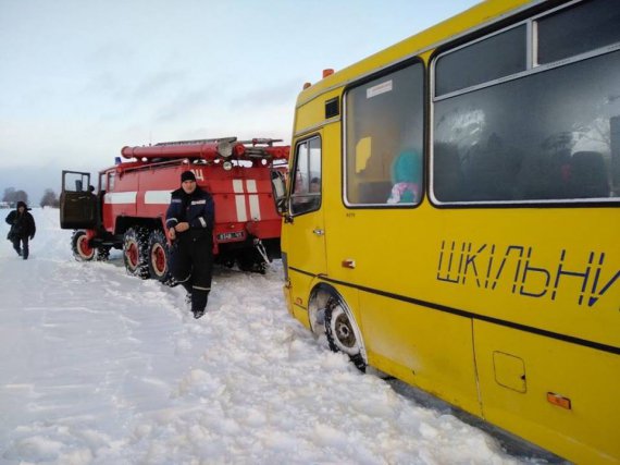 Зі снігового замету рятувальники витягли шкільний автобус