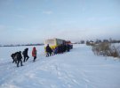 Зі снігового замету рятувальники витягли шкільний автобус