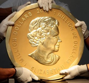 Монета ”Велике канадське кленове листя” викарбувана королівським монетним двором у Канаді 2007 року. На той час була найбільшою золотою монетою у світі. Мала в діаметрі 53 сантиметри, завтовшки 3 сантиметри. На одній стороні — портрет королеви Єлизавети II. На іншій — зображення кленового листя, символу Канади. Усього виготовили п’ять таких монет