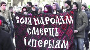 Білоруси на демонстрації в День Волі у Мінську тримають антиросійський плакат із написом: ”Свободу народам, смерть імперіям”, 25 березня 2016 року