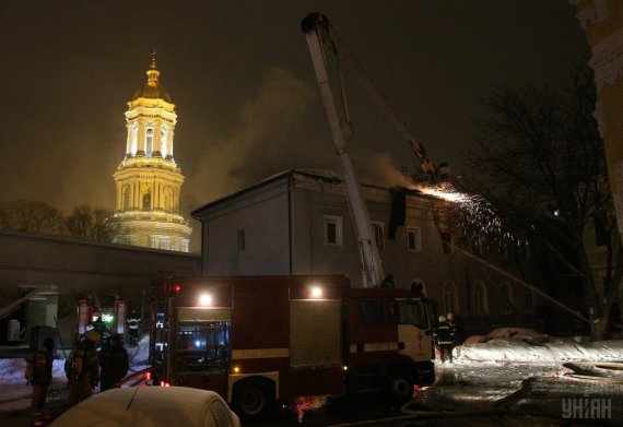 Загорелось здание лавры