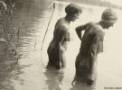 Две женщины на озере Кимзее в Баварии, 1933 год. Без одежды купались в водоемах, ходили в походы