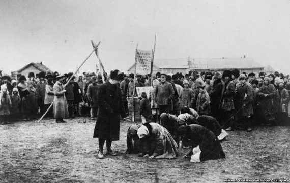 Голодні жінки стають на коліна перед співробітником гуманітарної місії США, 1922 рік.