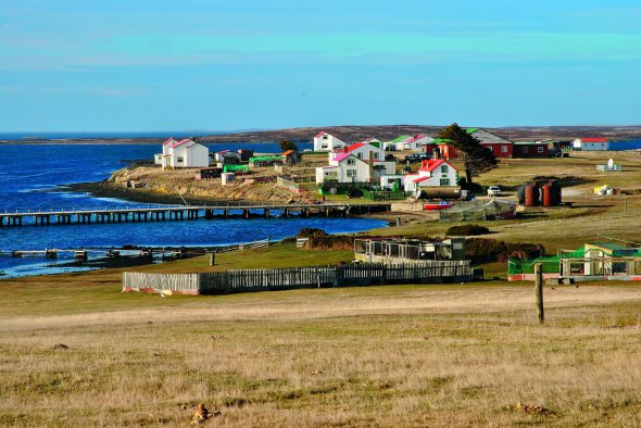 Острів Пеббл – п’ятий за величиною з Фолклендського архіпелагу в Атлантичному океані. Має довжину приблизно 32 кілометри