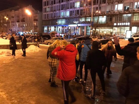 В Киеве толпа подростков до полусмерти избила мужчину в метро без видимой на то причины