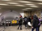 В Киеве толпа подростков до полусмерти избила мужчину в метро без видимой на то причины