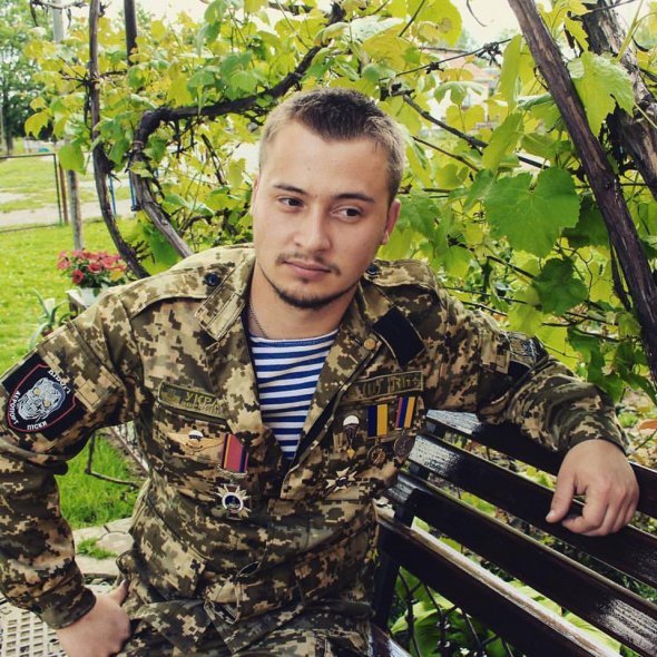 26-летний Ярослав Гавянец на фронт поехал бойцом 80-й десантно-штурмовой бригады. Получил позывной "Маэстро"