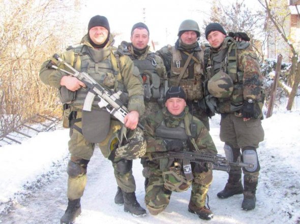Ярослав Гавянец крайний справа. Фото сделано перед отправления в Донецкий аэропорт