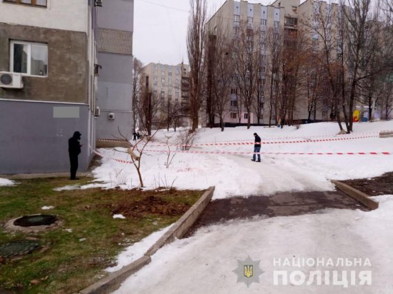 В Харькове 2 неизвестных в масках стреляли в офицера Департамента уголовного розыска Национальной полиции Украины. Он получил тяжелые ранения