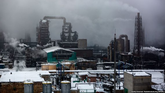 Авдеевский коксохимический завод (АКХЗ) в Донецкой области является одним из крупнейших в Европе по коксохимических предприятий. Его площадь достигает 340 гектаров, здесь работают почти четыре тысячи человек. Днем добыча кокса составляет 9300 тонн