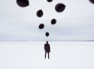 Клеман Гэган показал необычный и мистический фотопроект с шариками
