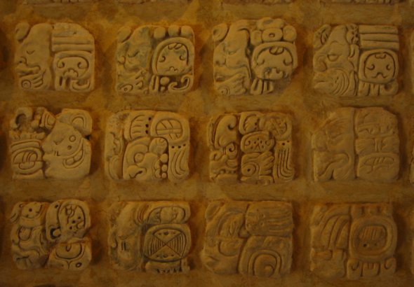 Письменность майя представляла собой систему из словесных и слоговых знаков
