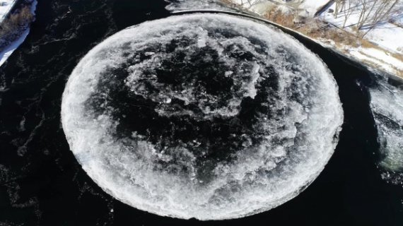 У США на річці утворився велетенський крижаний диск