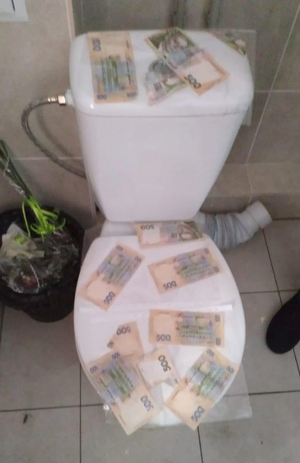 Хабарниця намагалася змити докази злочину в унітаз